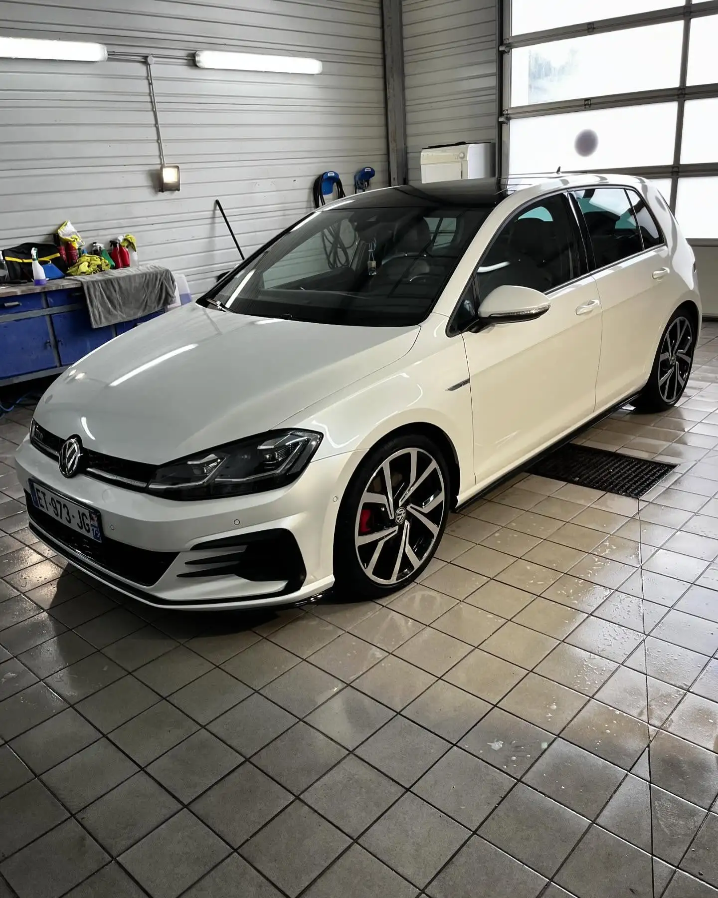 Voiture de luxe avec carrosserie brillante après nettoyage extérieur professionnel