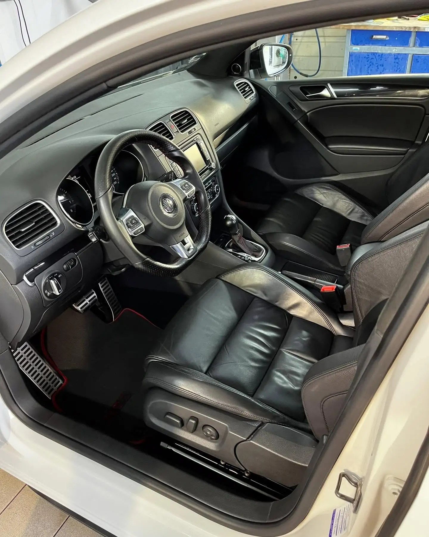 Professionnel nettoyant l'intérieur d'une voiture avec injection-extraction